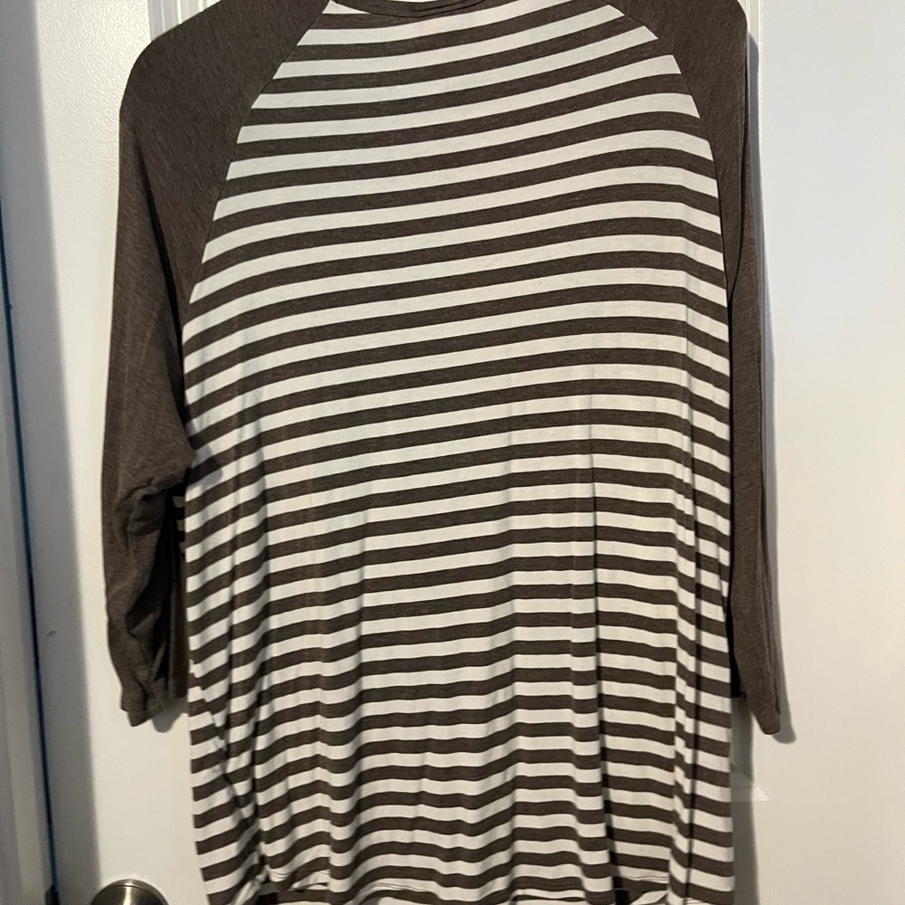 Ladies LuLaRoe Randy top - Picture 2 of 3